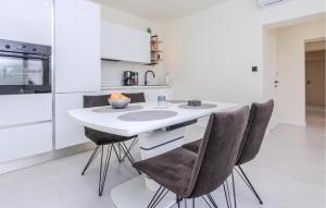 Cozy Apartment In Nin With Wifi 