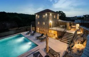 Awesome Home In Zmijavci With Wifi - Runović