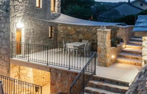 Awesome Home In Zmijavci With Wifi 