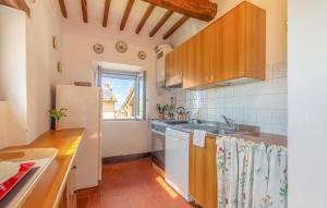 2 Bedroom Stunning Apartment In Paciano
