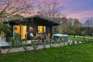 Alder VIP Hot Tub Lodge - Whitestone