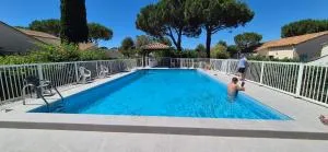 Villa 40m2 cosy avec piscine, clim, parking privé - لا غراند موت