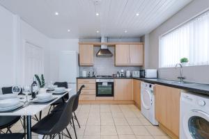 NEW! Modern 2-bed house in Manchester by 53 Degrees Property, Ideal for Business & Contractors - Sleeps 7!