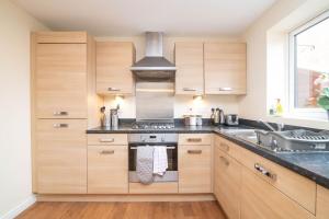 Quiet and Lovely 3-bed house parking and garden