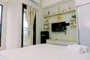Restful and Comfortable Studio Transpark Bintaro Apartment By Travelio - Mencil