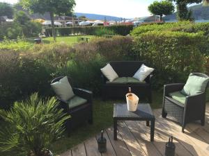 Studio Le Beach du Lac dAnnecy avec les pieds dans l eau, plage et ponton privé