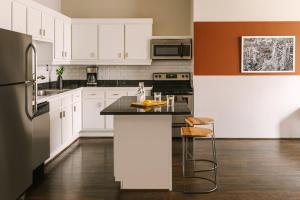 One-Bedroom Apartment with Queen Bed - Non-Smoking room in Sonder l The Hogg Palace