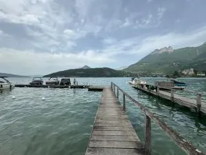 Appartement Le Beach du Lac d'Annecy avec les pieds dans l eau, plage et ponton privé - Duingt