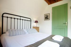 Tranquil wooden house with free parking