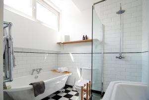 Tranquil wooden house with free parking