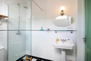 Tranquil wooden house with free parking