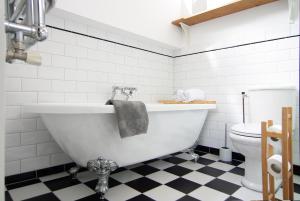 Tranquil wooden house with free parking