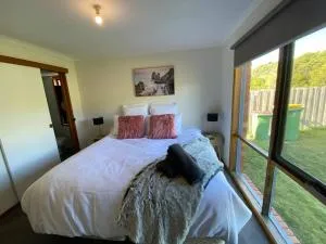 4 bedroom 2 bath renovated with spa king bed and free arcade games sleeps 10 - Cape Bridgewater