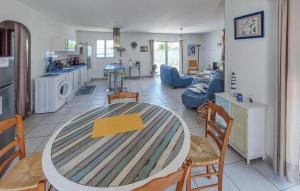 Amazing Home In Saint Michel En Lherm