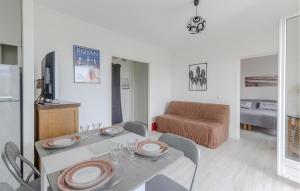 Appartements 1 Bedroom Awesome Apartment In Royan : photos des chambres