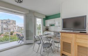 Appartements 1 Bedroom Awesome Apartment In Royan : photos des chambres