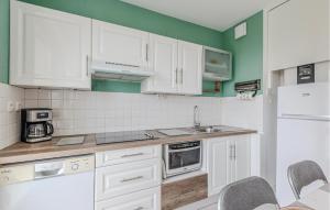 Appartements 1 Bedroom Awesome Apartment In Royan : photos des chambres