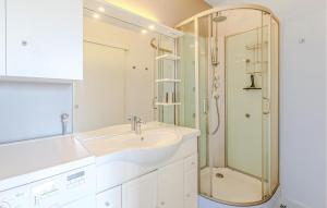 Appartements 1 Bedroom Awesome Apartment In Royan : photos des chambres