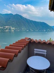 Villa amazing lake view with jacuzzi, private garden and gym