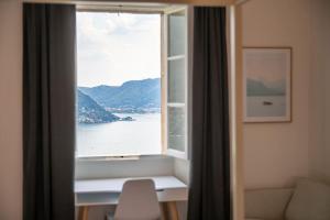 Villa amazing lake view with jacuzzi, private garden and gym