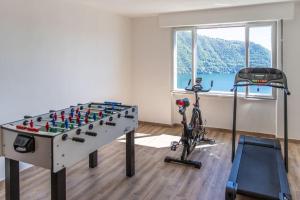 Villa amazing lake view with jacuzzi, private garden and gym