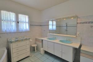 Maisons de vacances Villa climatisee de 195 m2 avec piscine privee : photos des chambres