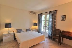 Maisons de vacances Villa climatisee de 195 m2 avec piscine privee : photos des chambres