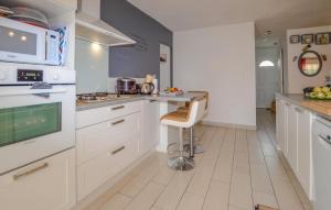 Maisons de vacances 4 Bedroom Gorgeous Home In Ventiseri : photos des chambres