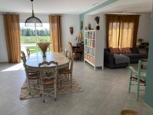 Maisons de vacances Moderne Confort Familial Piscine naturelle 11mx3m : photos des chambres