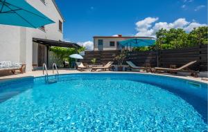 Beautiful Apartment In Peroj With Wifi