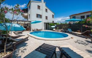 Beautiful Apartment In Peroj With Wifi