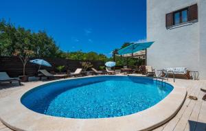 Beautiful Apartment In Peroj With Wifi