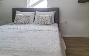 Stunning Apartment In Pirovac With Wifi