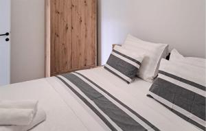 Stunning Apartment In Pirovac With Wifi