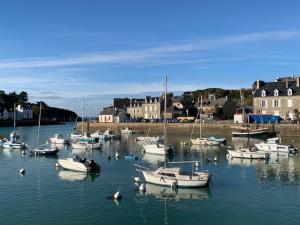 Maisons de vacances MAISON DE VACANCES 10-12 PERS - Plages et Sentier Douanier 7mn a pied : photos des chambres