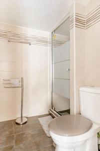 Modern full apt near acropolisvaccinatedHosts