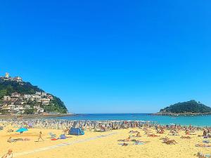 Habitación amplia con baño privado a pasos de la playa, en piso compartido