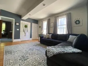 Cozy Main Street Flat - Adrian