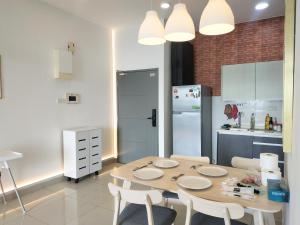 Citywoods Apartment Next to Thistle hotel,Hospital Sultanah Aminah,Ciq custom3km by YHA
