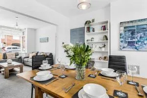 Silver Stag Properties, 3 Bed with TV's in Bedroom - Donisthorpe