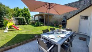 Maisons de vacances Le So Wild, maison avec jardin clos, terrasse amenagee, 5 mn a pied commerce, terrain de tennis, a 800 m de la plage d'Omaha beach jeux arcade, jouets, materiel jeunes enfants enfants, table ping-pong : photos des chambres
