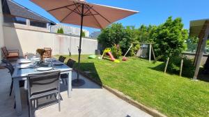 Maisons de vacances Le So Wild, maison avec jardin clos, terrasse amenagee, 5 mn a pied commerce, terrain de tennis, a 800 m de la plage d'Omaha beach jeux arcade, jouets, materiel jeunes enfants enfants, table ping-pong : photos des chambres