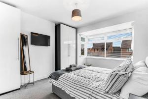 Relaxing 3 Bedroom Stay with Private TVs Near Ashby