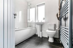 Relaxing 3 Bedroom Stay with Private TVs Near Ashby