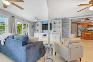 3BR 2BA Heated Pool Home Pool Table Great Location