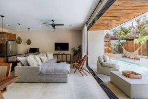 Itza Jungle Queen Swim Up with Beach Club Access