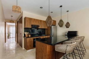 Itza Jungle Queen Swim Up with Beach Club Access