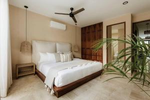 Itza Jungle Queen Swim Up with Beach Club Access