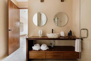 Itza Jungle Queen Swim Up with Beach Club Access