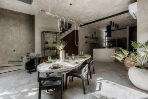 Mar Y Miel Noir Modern